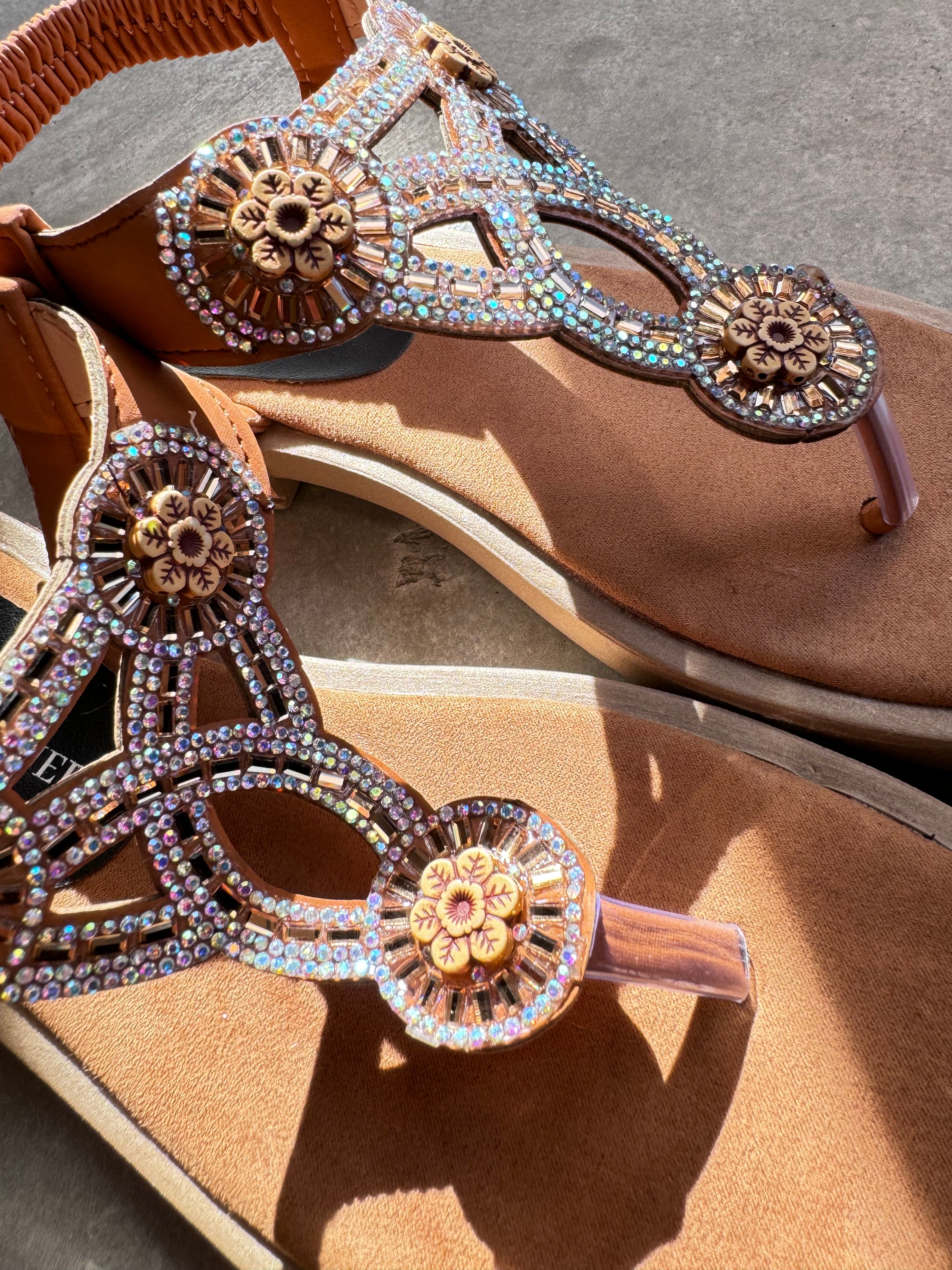 SANDALIAS VICTORIA OJOTA FLORES BEIGE STRASS TORNASOLADO