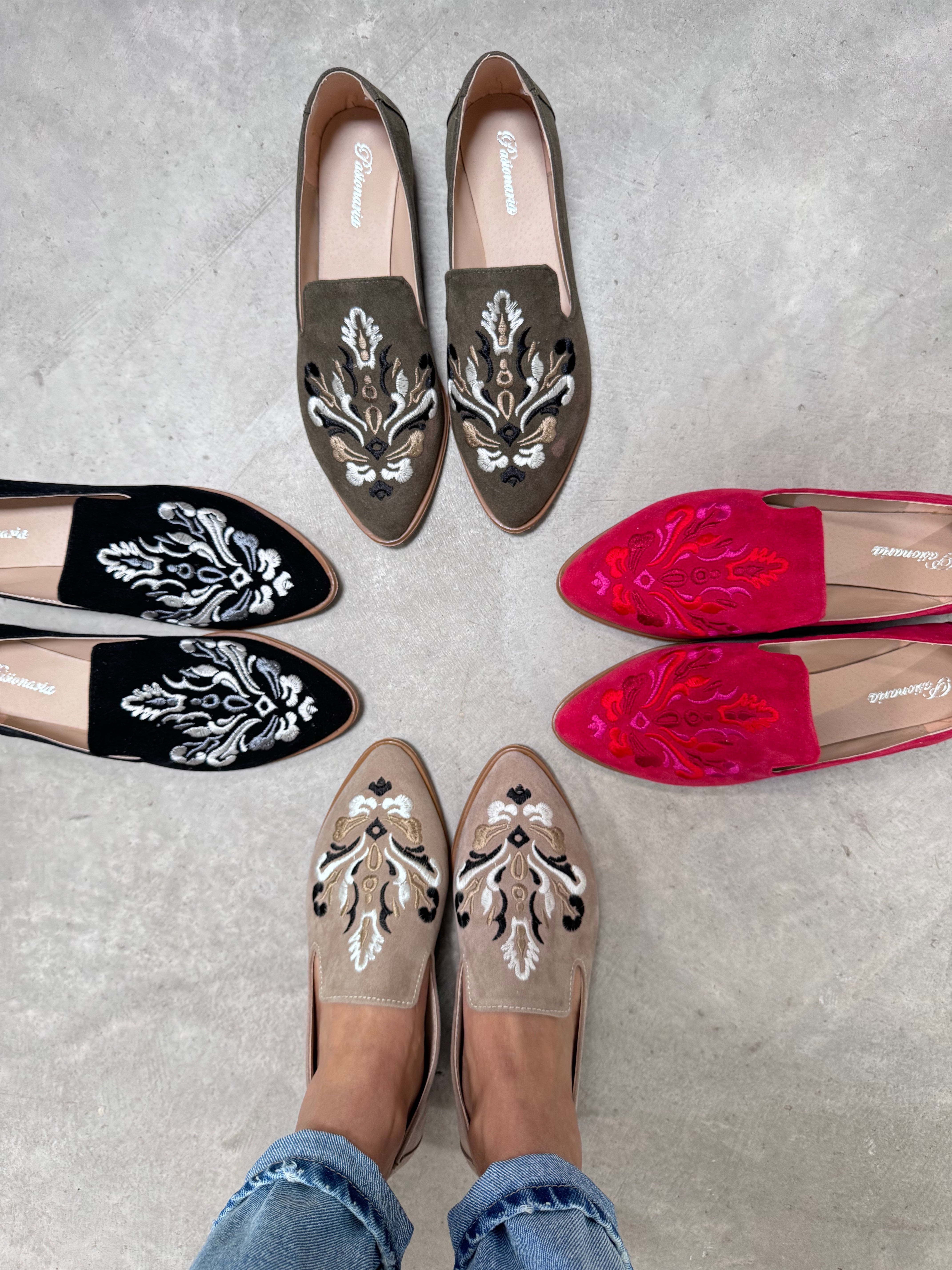 ZAPATOS MOCASINES BAJOS PATI ROJO GAMUZA BORDADA