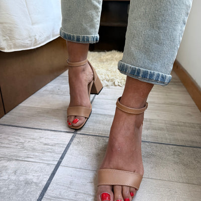 SANDALIAS DALINI MELANI con TACO CUADRADO y PULSERA más FAJA (CAMEL)