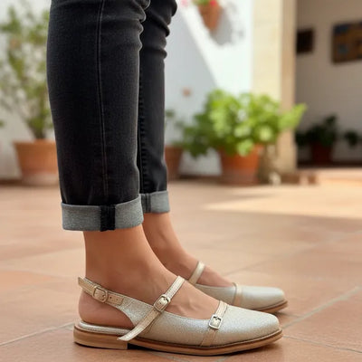 ZUECOS TRINIDAD CHAMPAGNE BRILLO con 2 TIRAS PARALELAS HEBILLAS - LINEA LUXURY