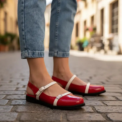 ZUECOS TRINIDAD CHAROL ROJO con 2 TIRAS CHAROL BEIGE PARALELAS HEBILLAS - LINEA LUXURY