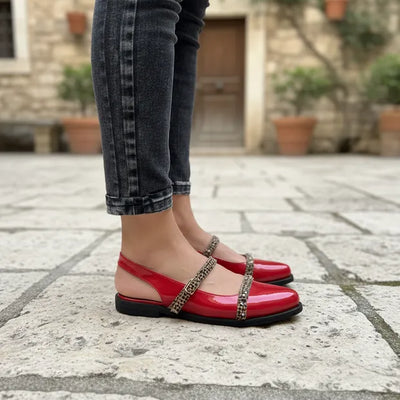 ZUECOS TRINIDAD CHAROL ROJO con 2 TIRAS PARALELAS A. PRINT CHITA HEBILLAS - LINEA LUXURY