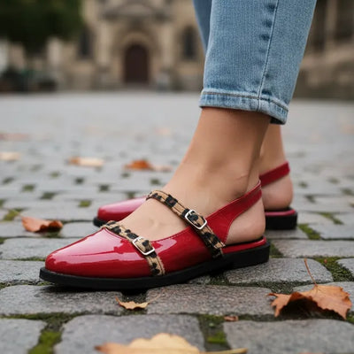 ZUECOS TRINIDAD CHAROL ROJO con 2 TIRAS PARALELAS A. PRINT LEOPARDO HEBILLAS - LINEA LUXURY