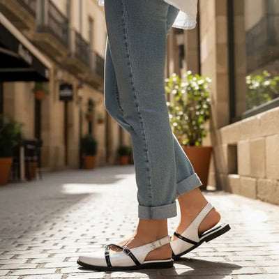ZUECOS PILAR CHAROL BLANCO con 2 TIRAS CRUZADAS NEGRAS HEBILLAS - LINEA LUXURY