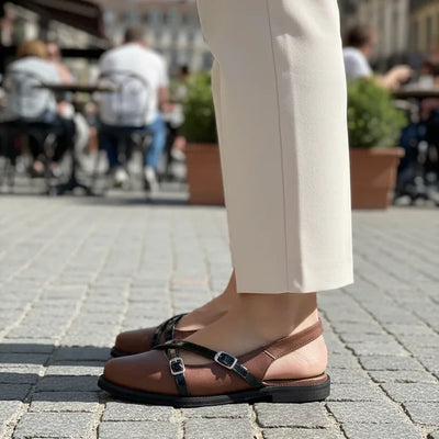 ZUECOS PILAR CHOCOLATE con 2 TIRAS CRUZADAS en NEGRO con HEBILLAS - LINEA LUXURY