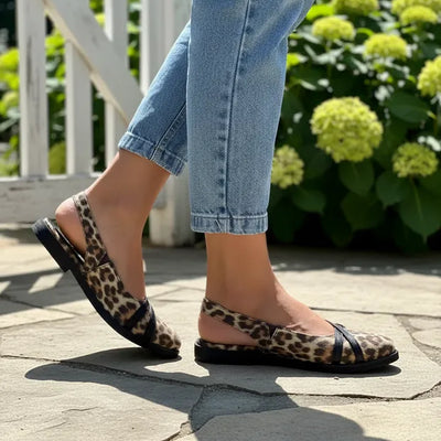ZUECOS PILAR A. PRINT LEOPARDO con 2 TIRAS CRUZADAS en NEGRO con HEBILLAS - LINEA LUXURY