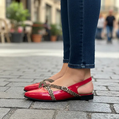 ZUECOS PILAR CHAROL ROJO con 2 TIRAS CRUZADAS PELO CHITA HEBILLAS - LINEA LUXURY