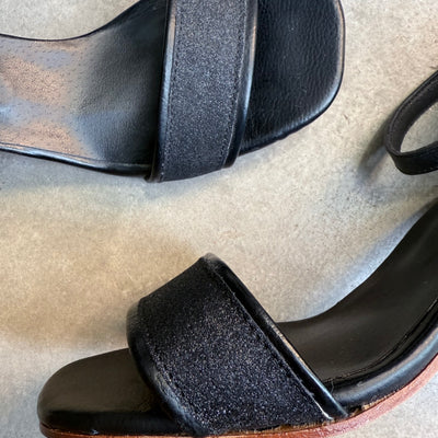 SANDALIAS DALINI MELANI con TACO CUADRADO y PULSERA más FAJA (NEGRO GLITTER con NEGRO PU)