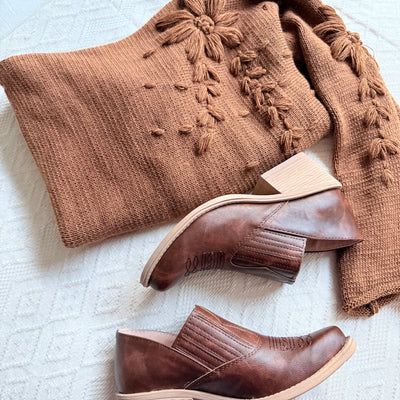 OUTFITS SWEATER ROBLE SUELA TEJIDO EN LANA MOHAIR con FLORES BORDADAS A MANO más CHARRITOS MORELIA CHOCOLATE CON ELÁSTICO ECOCUERO