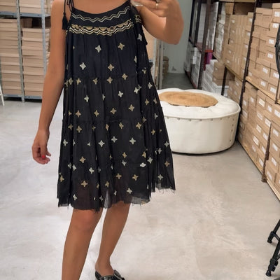VESTIDO NEGRO forrado LUCIANA con FALDA CORTA detalle borlas, y bordado.