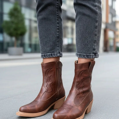 BOTAS TEXANAS MYRA CHOCOLATE BORDADA PUNTA FINA CIERRE LATERAL CHOCOLATE