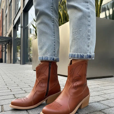 BOTAS TEXANAS MYRA SUELA BORDADA PUNTA FINA CIERRE LATERAL SUELA