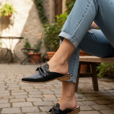 ZUECOS SABRINA NEGRO ECOCUERO P.U. MOÑO TEXTURADO FLORES Tipo SLIPPERS