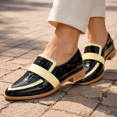 ZAPATOS BAJOS CAROLINA NEGRO PUNTA FINA DE CHAROL COMBINADO con VINCHA AMARILLA