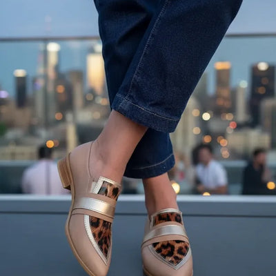 ZAPATOS BAJO CAROLINA TERRA LEOPARDO CON VINCHA PUNTA FINA DE CHAROL COMBINADO