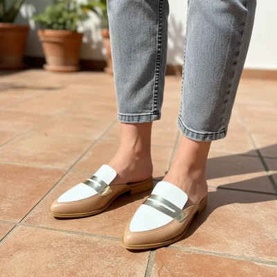 ZUECOS ISABEL SIMIL CUERO Tipo SLIPPERS COMBINADO TERRA, BLANCO Y VINCHA ORO