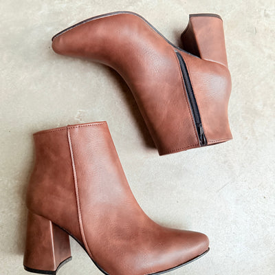 BOTINETA HOLLY con TACO CUADRADO y CIERRE- LINEA LUXURY