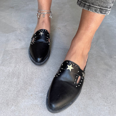 ZUECOS MOMI NEGRO SIMIL CUERO Tipo SLIPPERS ROCK con DETALLE de ESTRELLAS