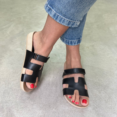SANDALIAS FAJA HERMES CAPELLADA CUERO TIRA ABROJO (NEGRO)