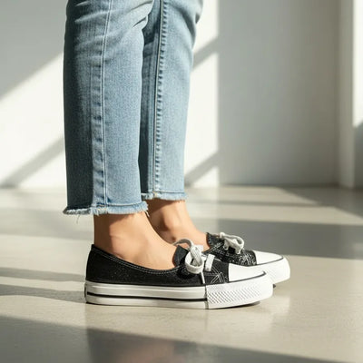 ZAPATILLAS CHATAS NARCIZA NEGRO ACORDONADAS DE LONA CON GLITERS