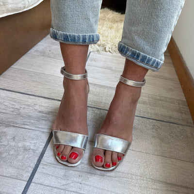 SANDALIAS DALINI MELANI con TACO CUADRADO y PULSERA más FAJA (PLATA)