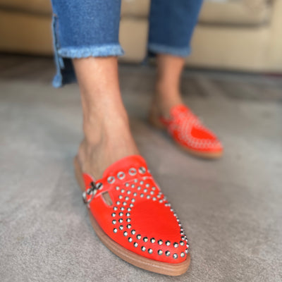 ZUECOS MECHI SIMIL CUERO Tipo SLIPPERS ROCK con DETALLE de TACHAS (Naranja)