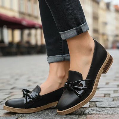 CHATITAS LUCHINA NEGRO CON NUDO NEGRO CHAROL Y TACO