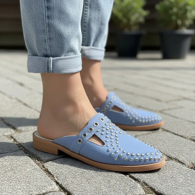 ZUECOS MECHI CELESTE SIMIL CUERO Tipo SLIPPERS ROCK con DETALLE de TACHAS