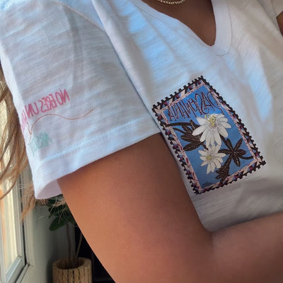 REMERA YACA PASIONARIAS BLANCO MANGA CORTA DE ALGODÓN LISA Cuello en V (Ed. limitada MANANTIAL)