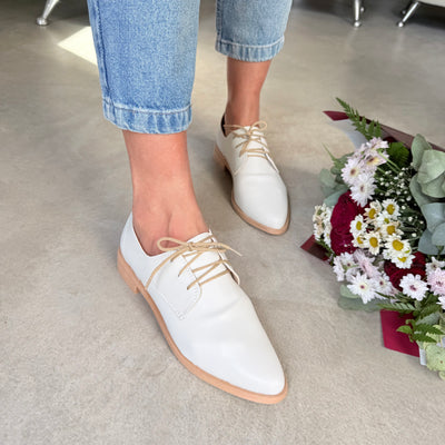ZAPATO OLIVIA ACORDONADO en PUNTA NATURAL