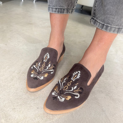 ZAPATOS MOCASINES BAJOS PATI MOCA GAMUZA BORDADA