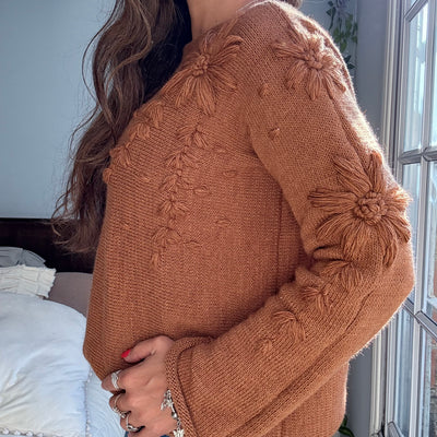 SWEATER ROBLE SUELA TEJIDO EN LANA MOHAIR con FLORES BORDADAS A MANO