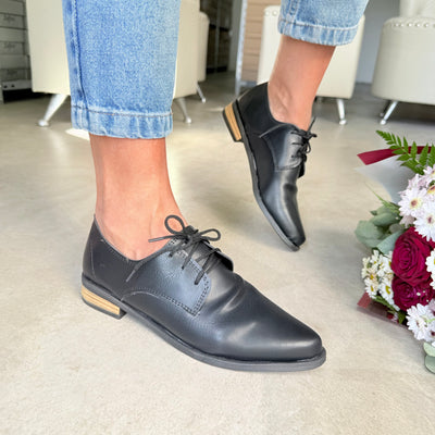 ZAPATO OLIVIA ACORDONADO en PUNTA NEGRO