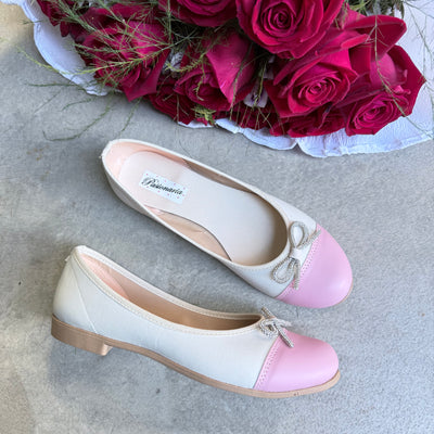 CHATITAS BALLERINA OFELIA BEIGE PU PUNTA REDONDA PU ROSA Detalle CORDÓN