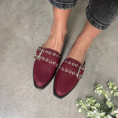 ZUECOS Mod. KAIA SIMIL CUERO Tipo SLIPPERS ROCK con DETALLE en CINTO (Bordó)