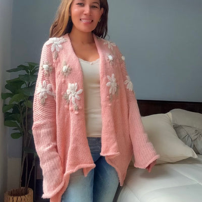 SACO SWEATER ABIERTO CHIRIMOYA ROSA TEJIDO EN LANA MOHAIR CON FLORES BORDADAS A MANO