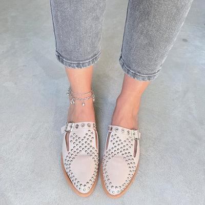 ZUECOS MECHI NUDE SIMIL CUERO Tipo SLIPPERS ROCK con DETALLE de TACHAS