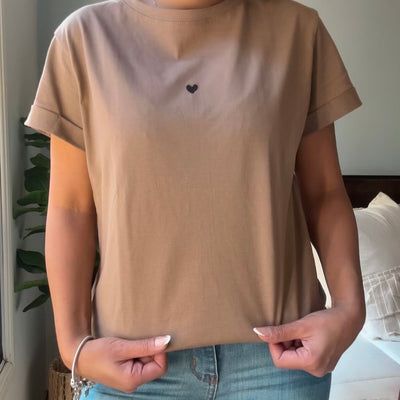 REMERA CORAZÓN MANGA CORTA DE ALGODÓN LISA TERRA Cuello Redondo