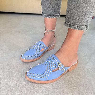 ZUECOS MECHI CELESTE SIMIL CUERO Tipo SLIPPERS ROCK con DETALLE de TACHAS