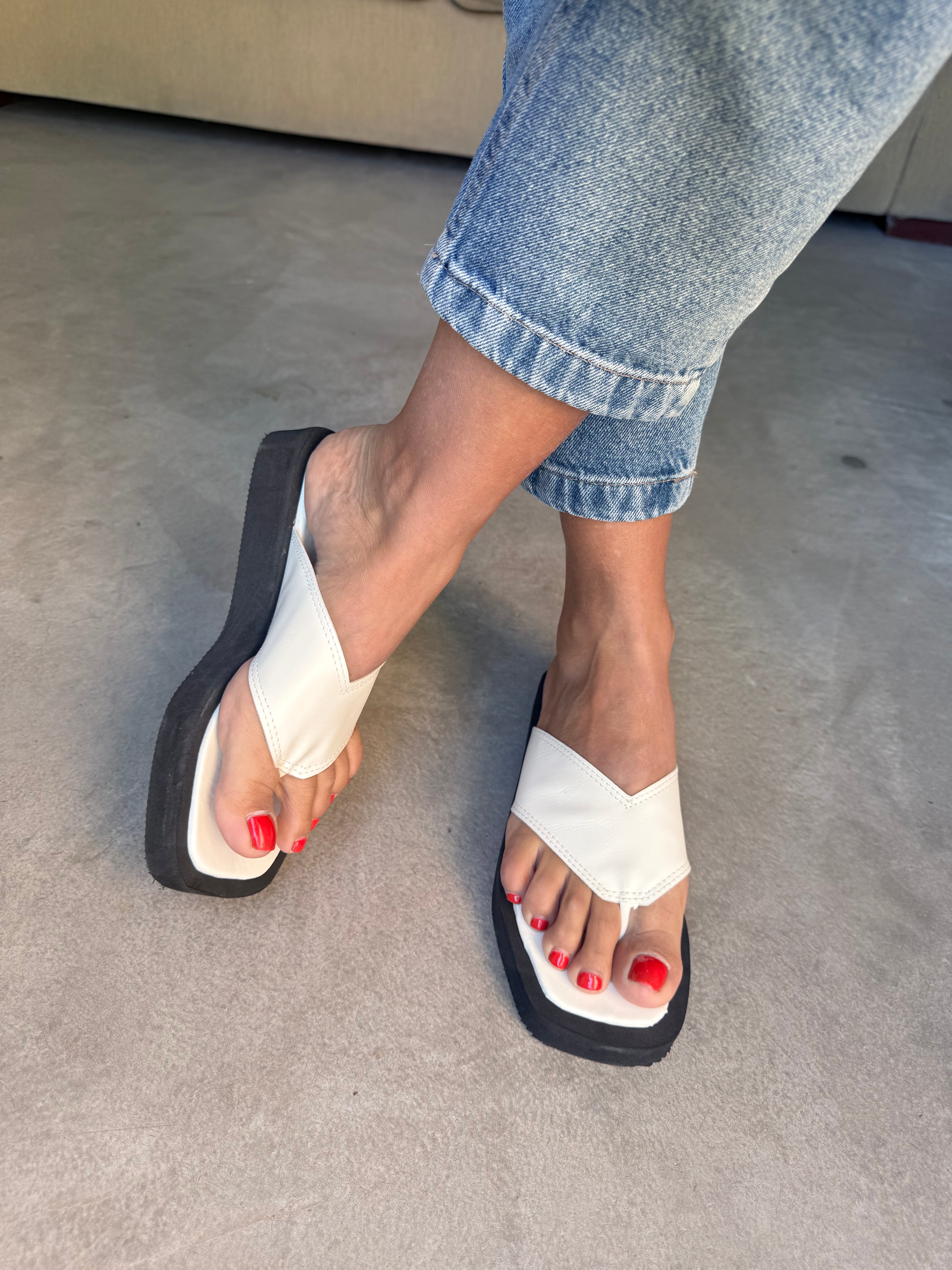 SANDALIAS JUANI OJOTAS de ECOCUERO CORTE EN V BASE DE EVA Pasionaria