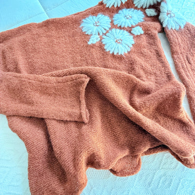 SWEATER PUNA TEJIDO CHOCOLATE EN LANA MOHAIR con FLORES BLANCO