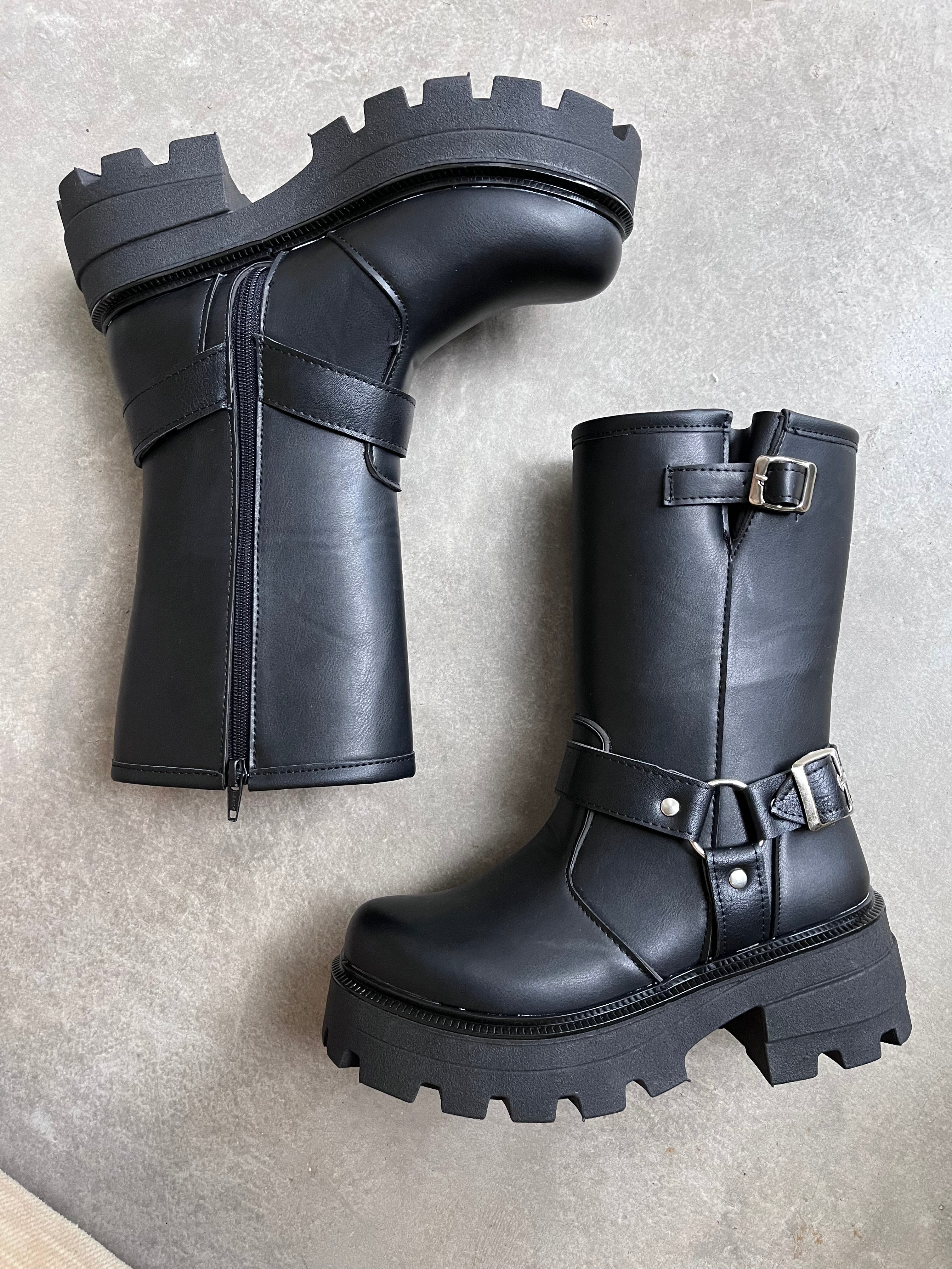 Media Caña Botinetas Con Cierre BOTAS LUCILA HEBILLAS Y ESTRIBO