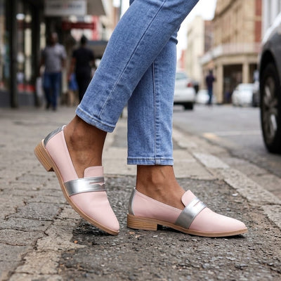 ZAPATOS MOCASINES CHATITAS IORIS ROSA VINCHA PLATA Y TALONERA PLATA