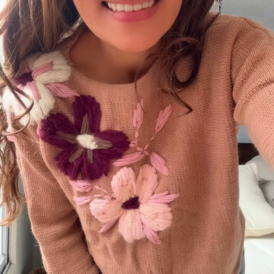 SWEATER UVILLA BEIGE TEJIDO EN LANA MOHAIR con FLORES NATURAL, ROSA, VIOLETA BORDADAS A MANO