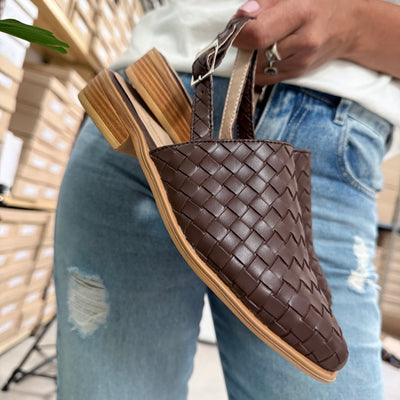 ZUECOS EMA CHOCOLATE TRAMADO Tipo SLIPPERS con PULSERA