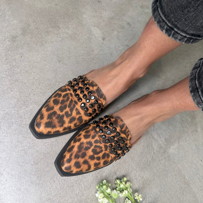 ZUECOS Mod. KYAN SIMIL CUERO Tipo SLIPPERS ROCK con DETALLE en CINTO (Animal print)