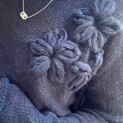 SWEATER VAYEL NEGRO TEJIDO EN LANA MOHAIR con FLORES