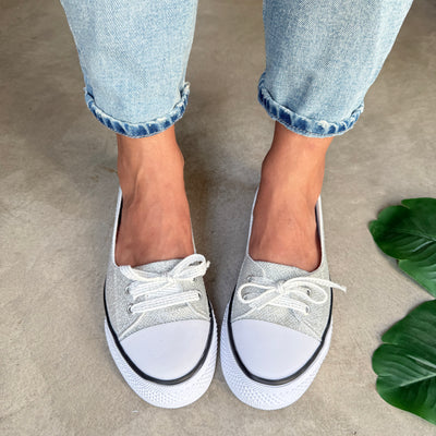 ZAPATILLAS CHATAS NARCIZA PLATA ACORDONADAS DE LONA CON GLITERS