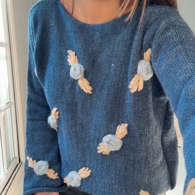 SWEATER TEJIDO AZUL EN LANA MOHAIR con PIMPOLLOS bordados