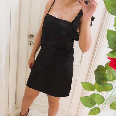 VESTIDO CLAVEL  con FALDA CORTA detalle VOLADO Lateral